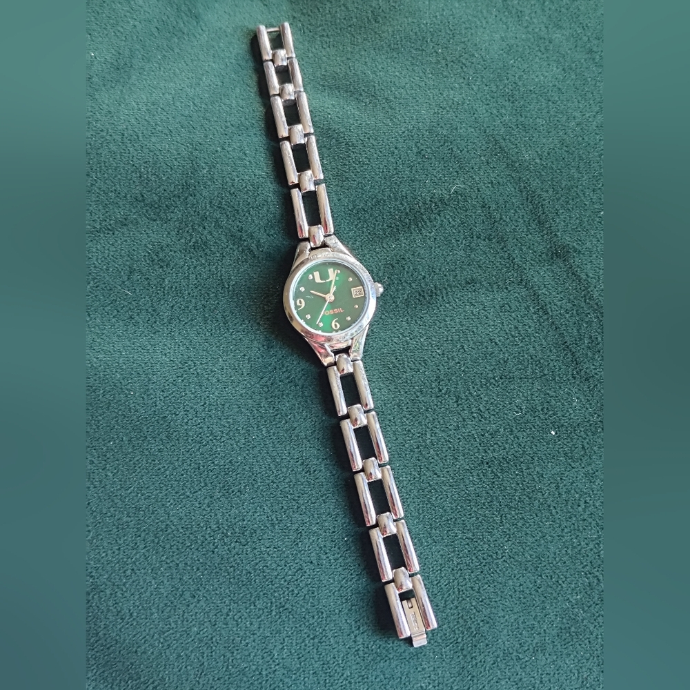 💃 Tiny Petite 24mm Fossil Watch with Date  From College Collection New Battery
